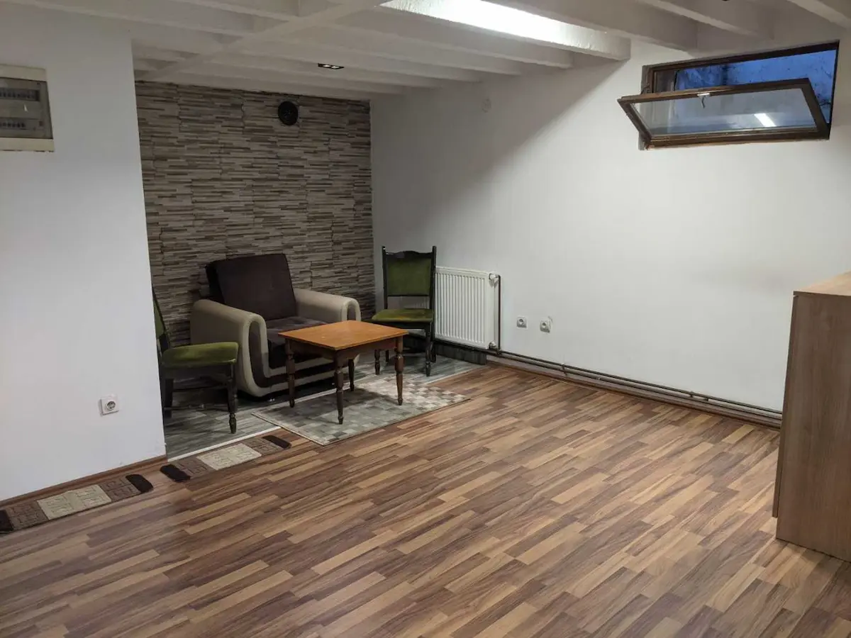 BANESË (ZYRE) ME QIRA NË QENDËR banesë/apartment në Prishtinë