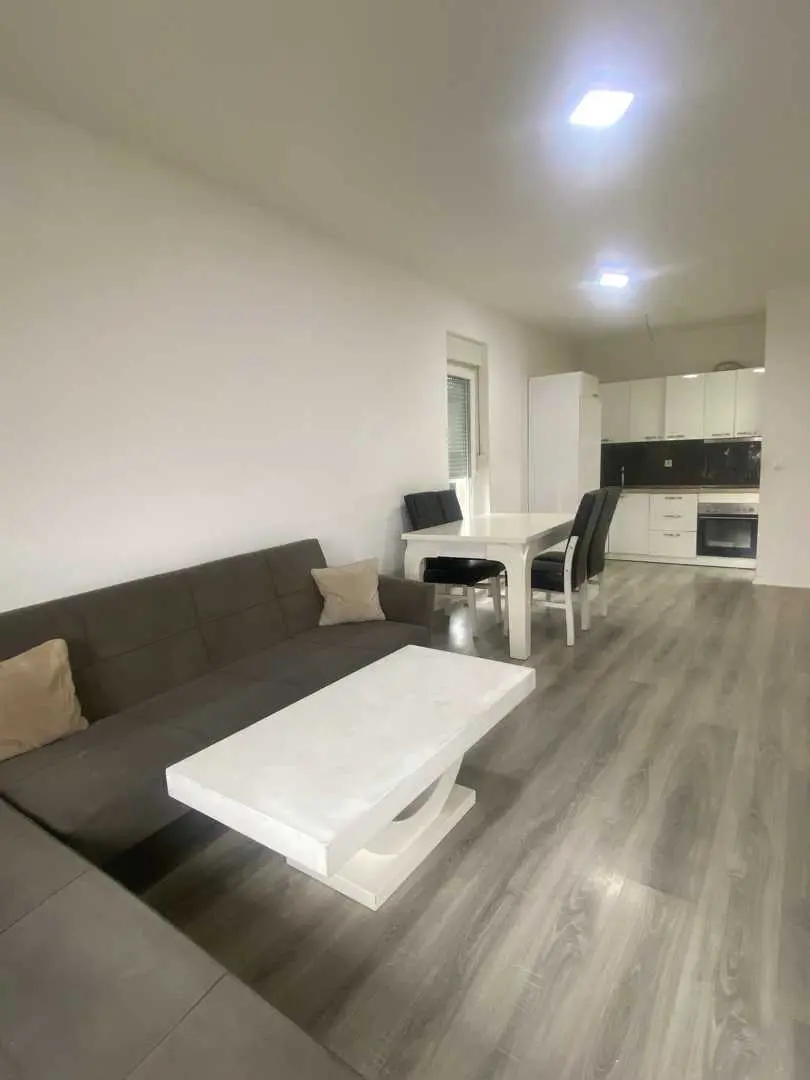 BANESË ME QIRA 2+1 NË KALABRI (EMSHIR) banesë/apartment në Prishtinë