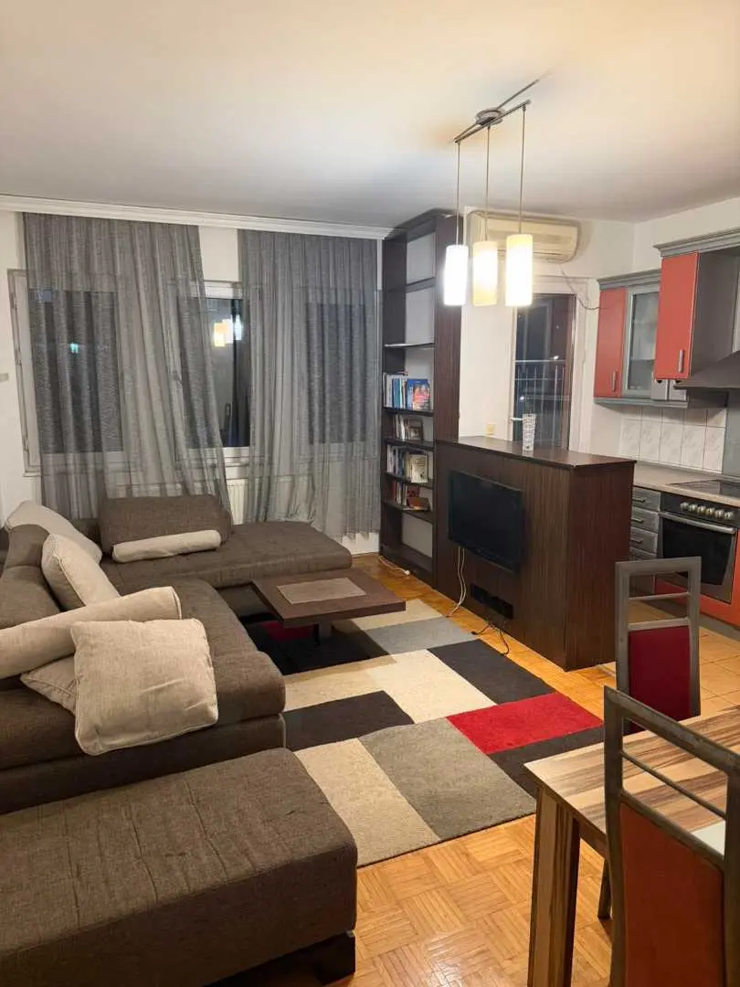 BANESË ME QIRA 2+1 NË BREGUN E DIELLIT banesë/apartment në Prishtinë