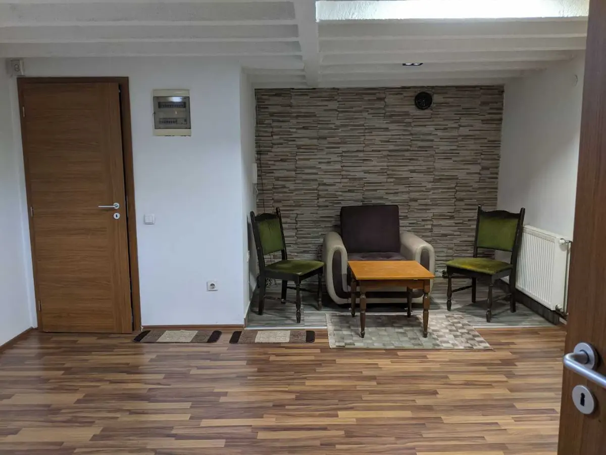 BANESË (ZYRE) ME QIRA NË QENDËR banesë/apartment në Prishtinë