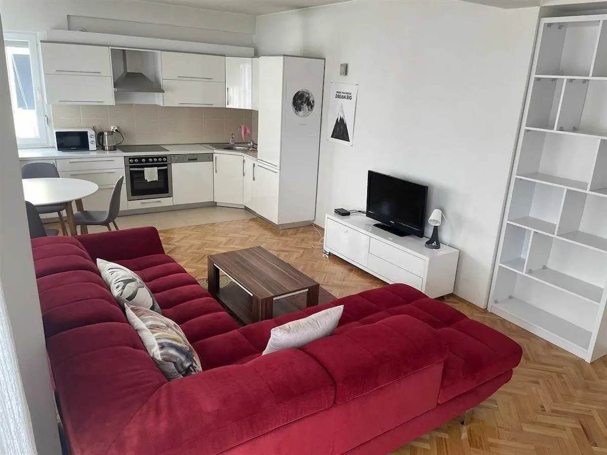BANESË ME QIRA 1+1 NË QENDËR banesë/apartment në Prishtinë