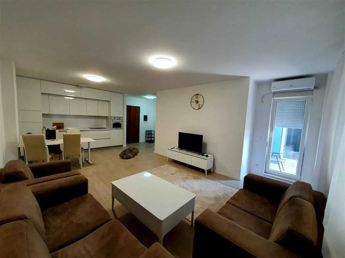 BANESË ME QIRA 2+1 NË MATIN 1 banesë/apartment në Mati 1