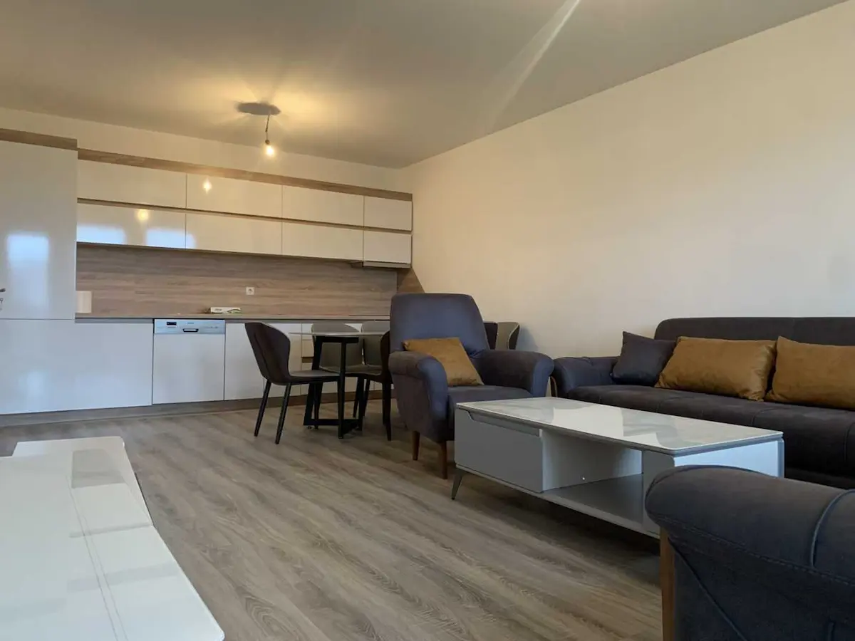 BANESË ME QIRA 2+1 NË FUSHË KOSOVË banesë/apartment në Fushë Kosovë