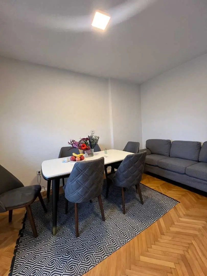 BANESË ME QIRA 1+1 NË QENDËR banesë/apartment në Prishtinë