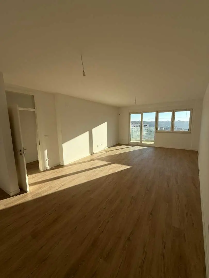 Banesë (Zyre) me qira në Rrugën C banesë/apartment në Prishtinë