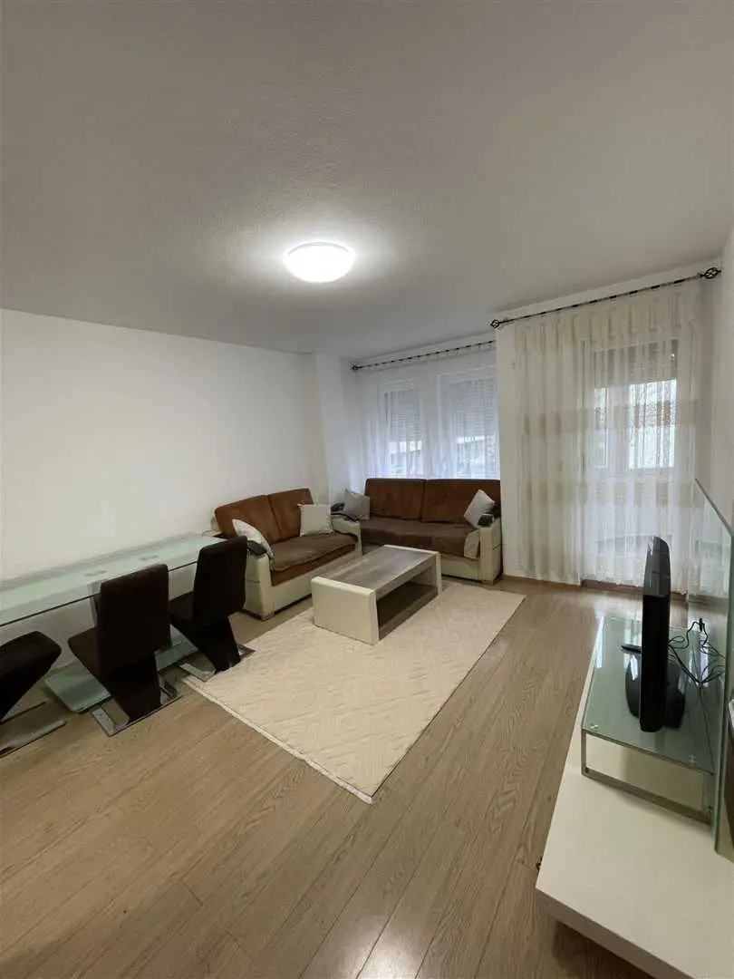 Banesë me qira 1+1 në Fushë Kosovë banesë/apartment në Fushë Kosovë
