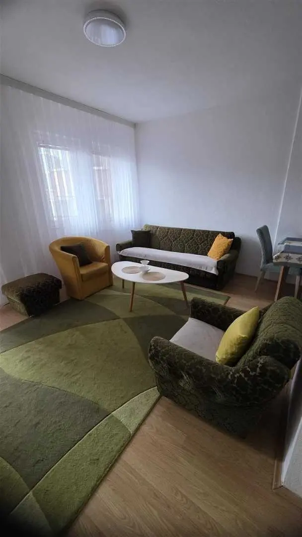 Banesë me qira 3+1 në Qendër banesë/apartment në Prishtinë
