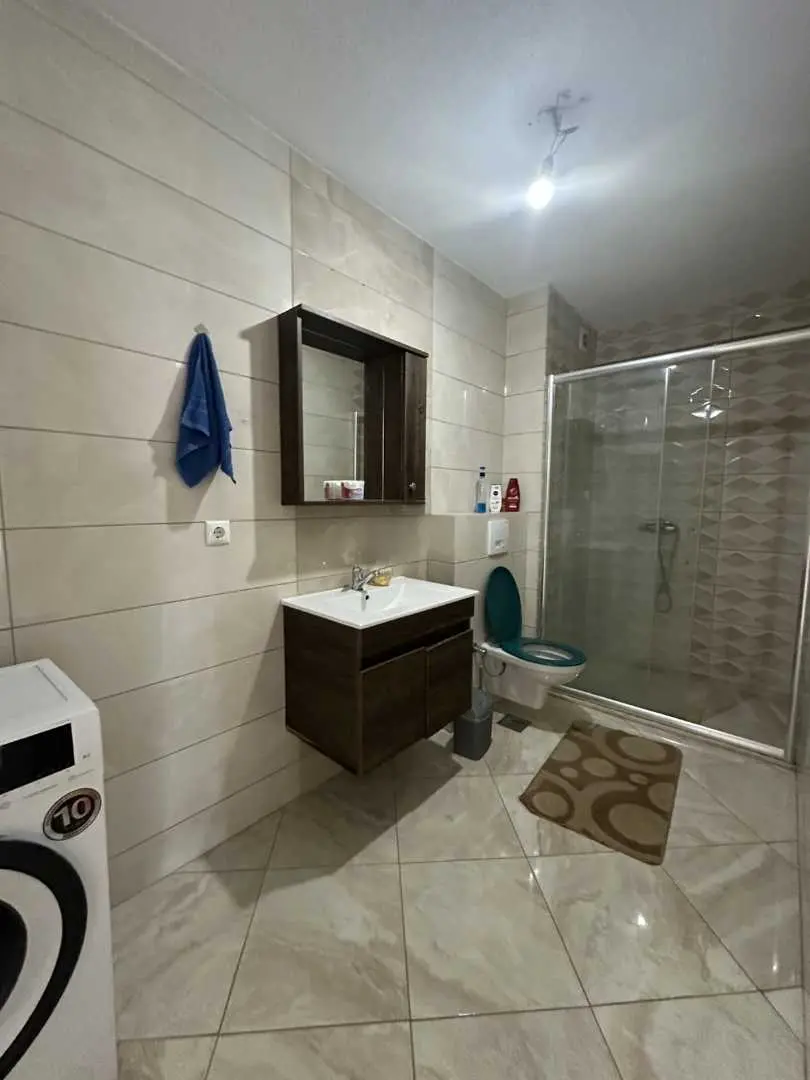 Banesë me qira 3+1 në Rrugën C banesë/apartment në Prishtinë