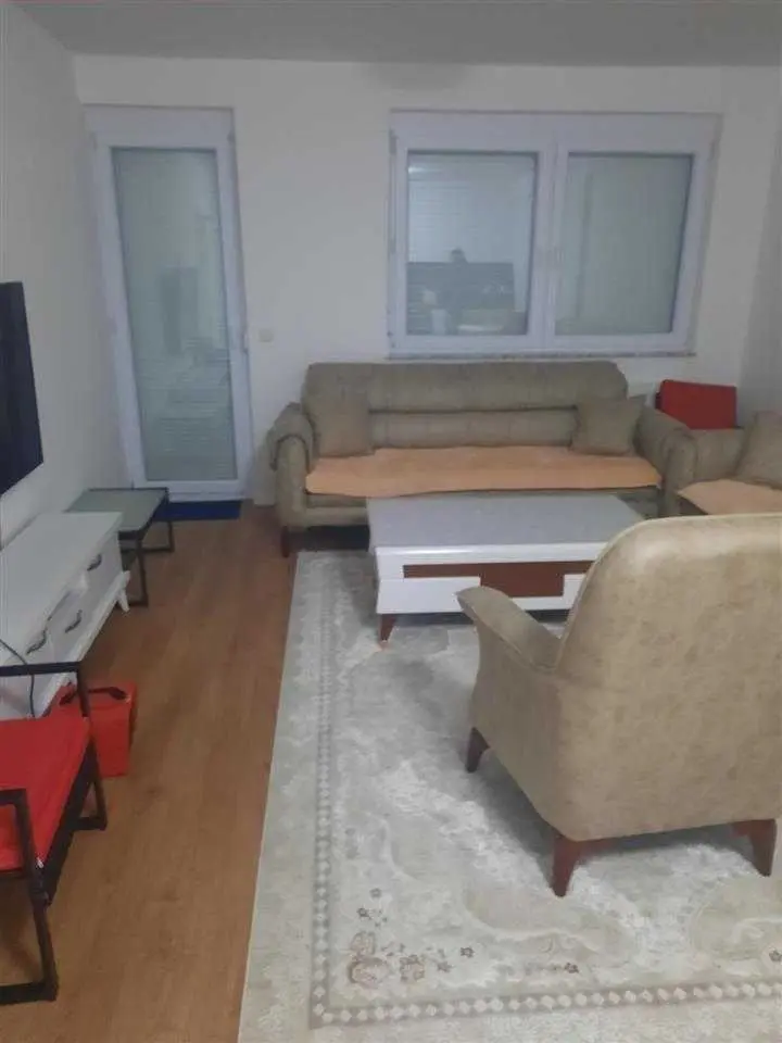Banesë me qira 2+1 në Rrugën B banesë/apartment në Prishtinë
