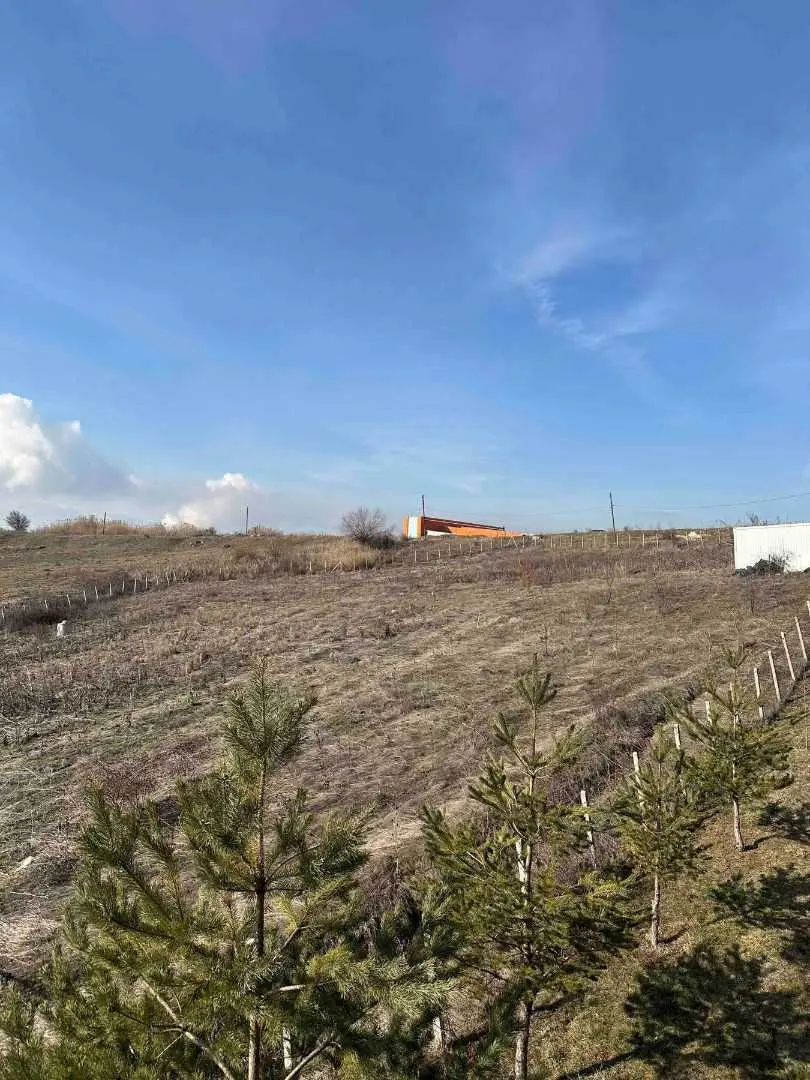 Shitet truall me sipërfaqe 11 ari në Prishtine, shumë pranë Qendres se Panaireve, vetëm 6.5 km nga qendra e qytetit tokë në Prishtinë