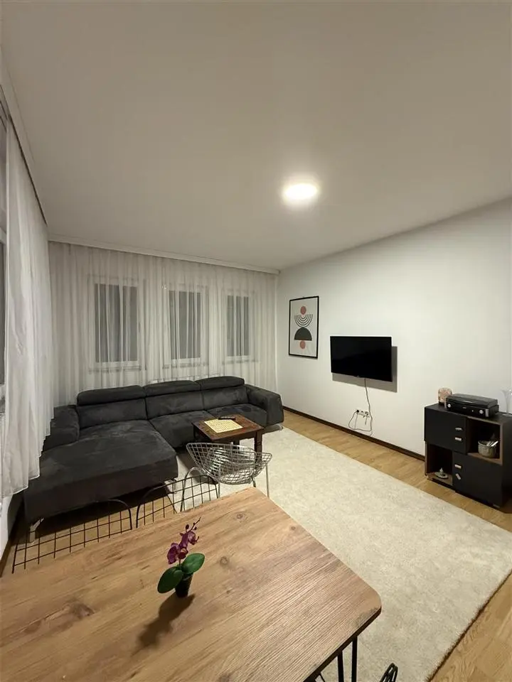 Banesë me qira 2+1 në Qendër banesë/apartment në Prishtinë