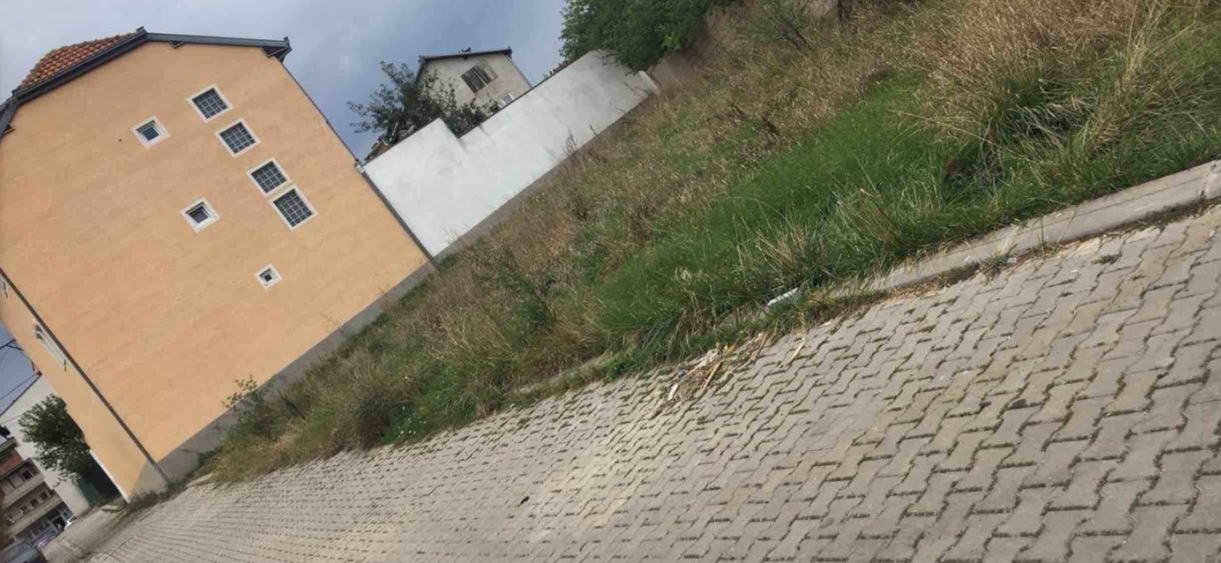 Kodra e trimave tokë në Tophane