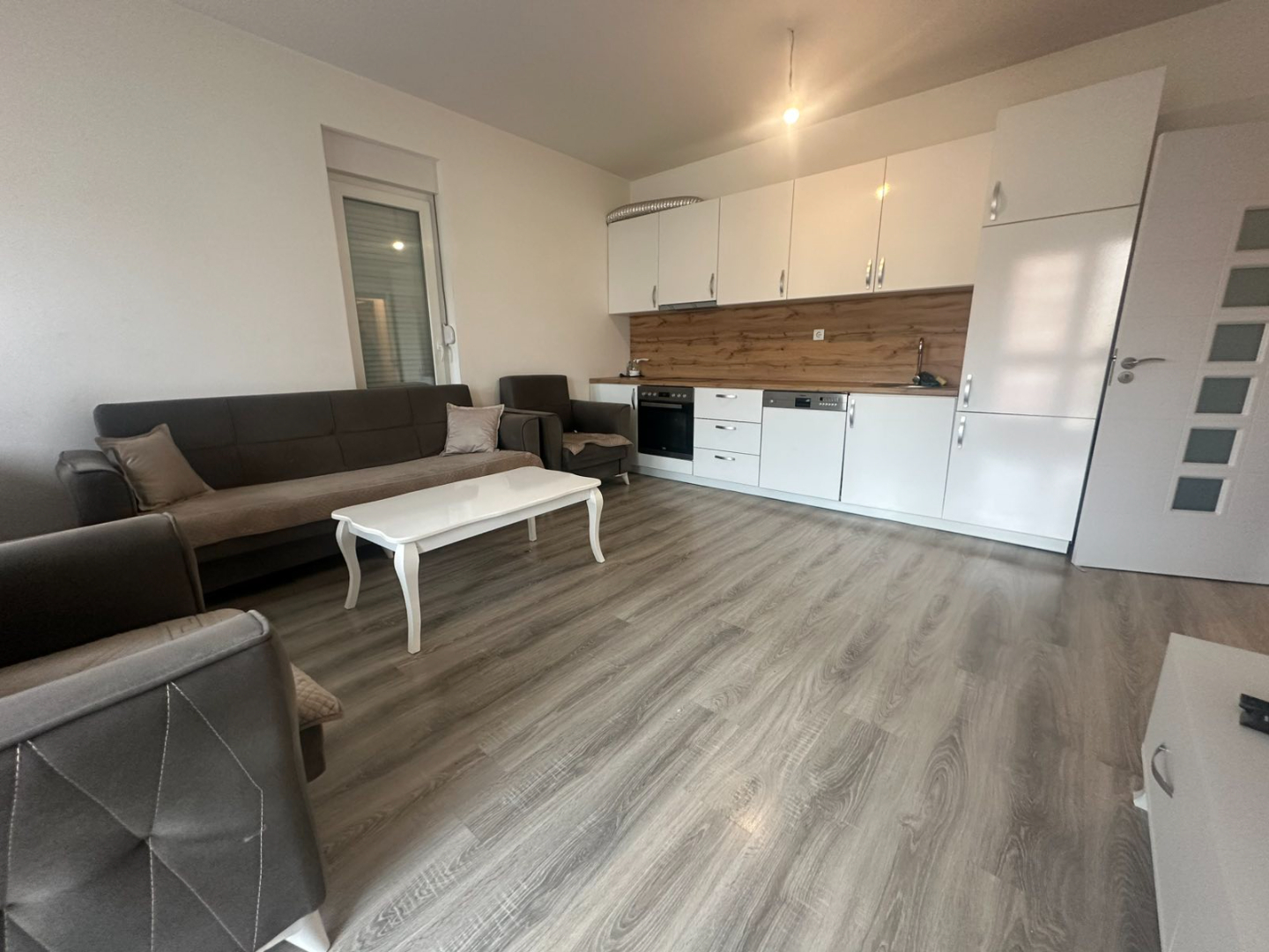 Banesë me qira 1+1 në Kalabri (Emshir) banesë/apartment në Kalabria