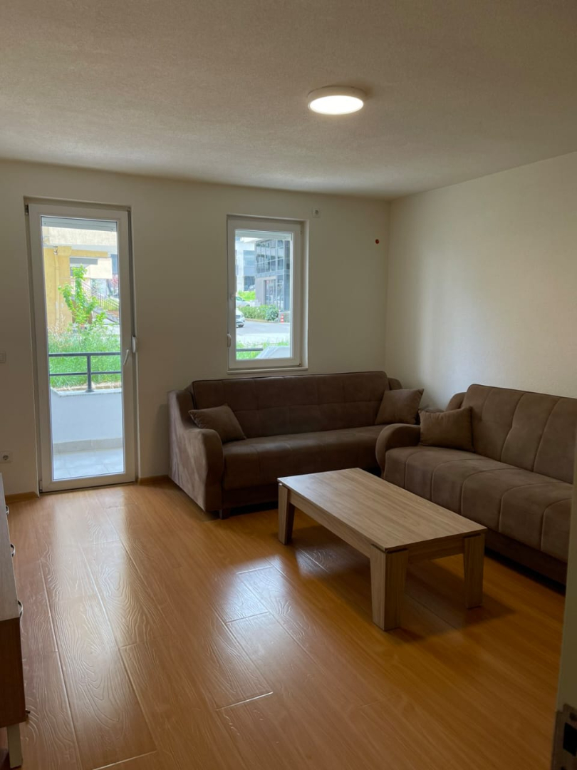 Banesë me qira 2+1 në Rrugën B banesë/apartment në Rruga B
