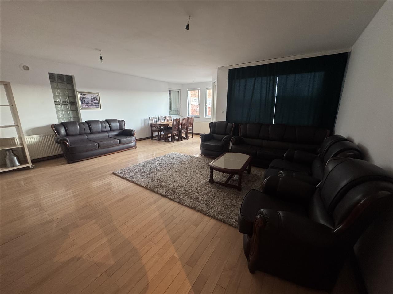Banesë me qira 3+1 në Qendër banesë/apartment në Prishtinë