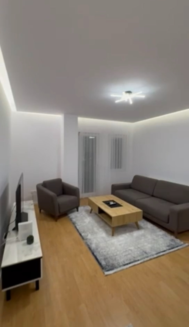 Banesë me qira 2+1 në Qendër banesë/apartment në Prishtinë