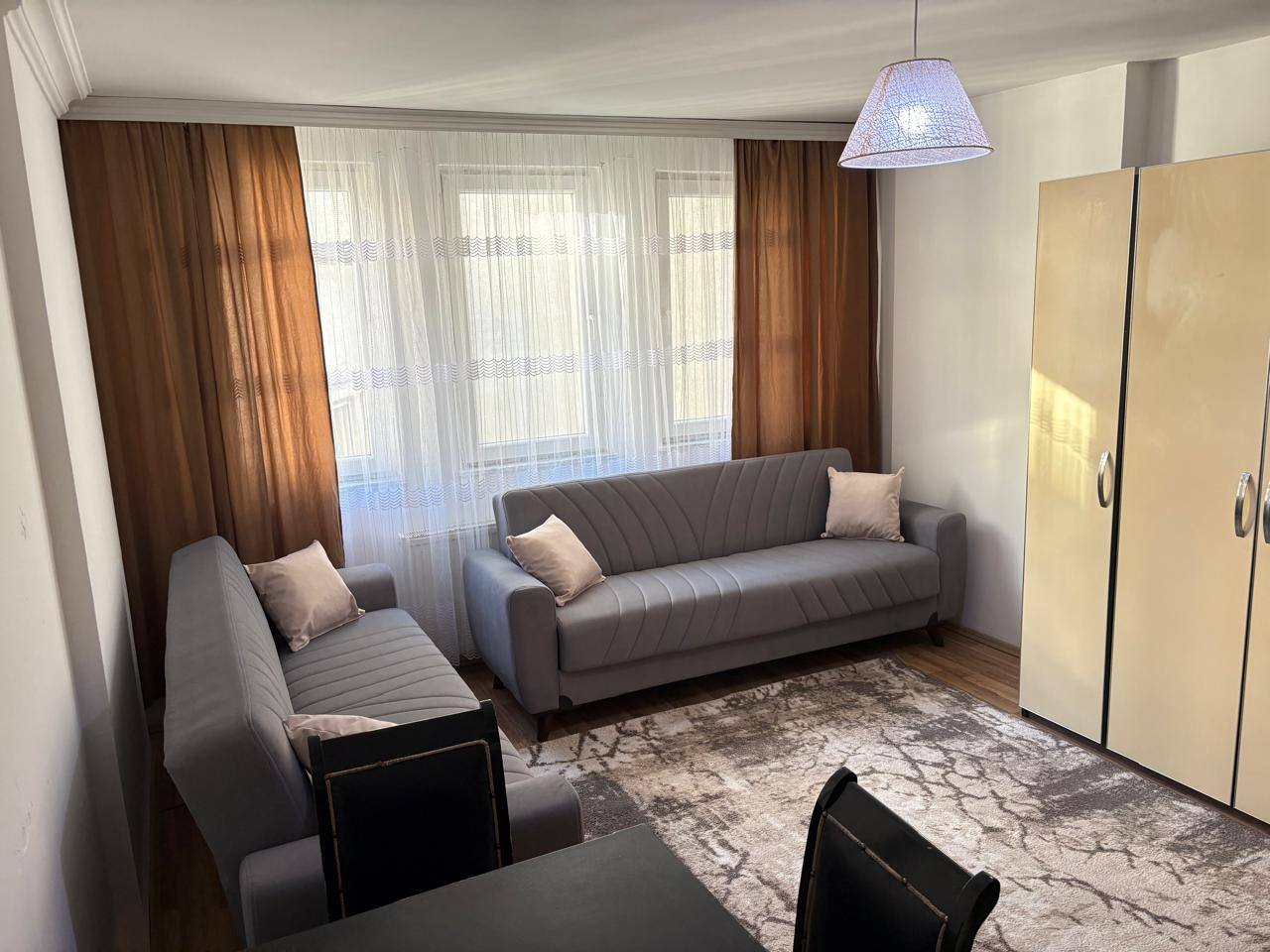 Banesë me qira 1+1 në Qendër banesë/apartment në Prishtinë