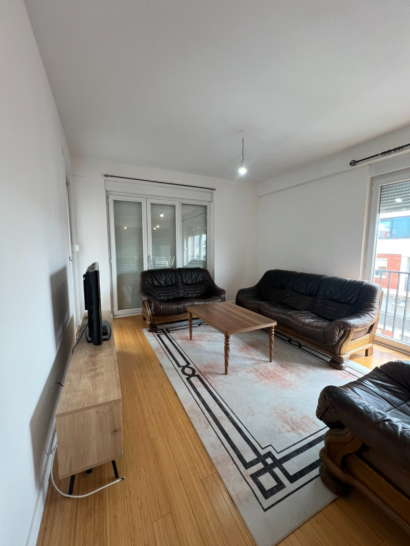 Banesë me qira 2+1 në Rrugën B banesë/apartment në Prishtinë