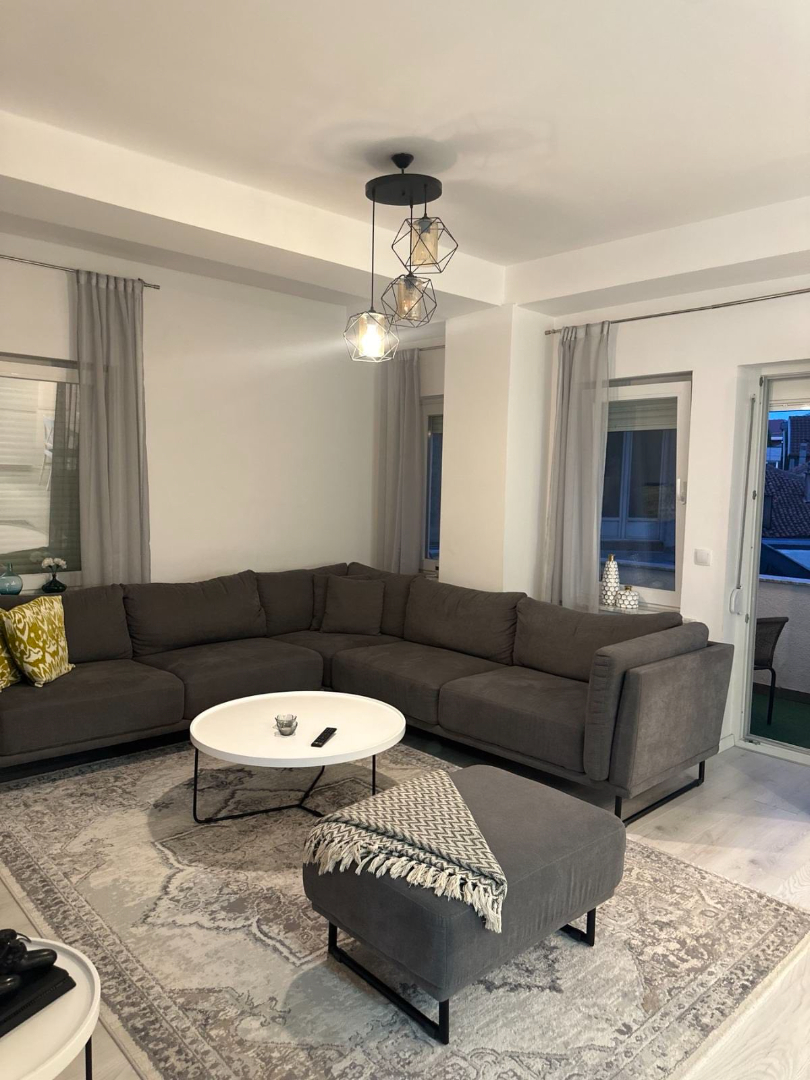 Banesë me qira 3+1 në Qendër banesë/apartment në Prishtinë
