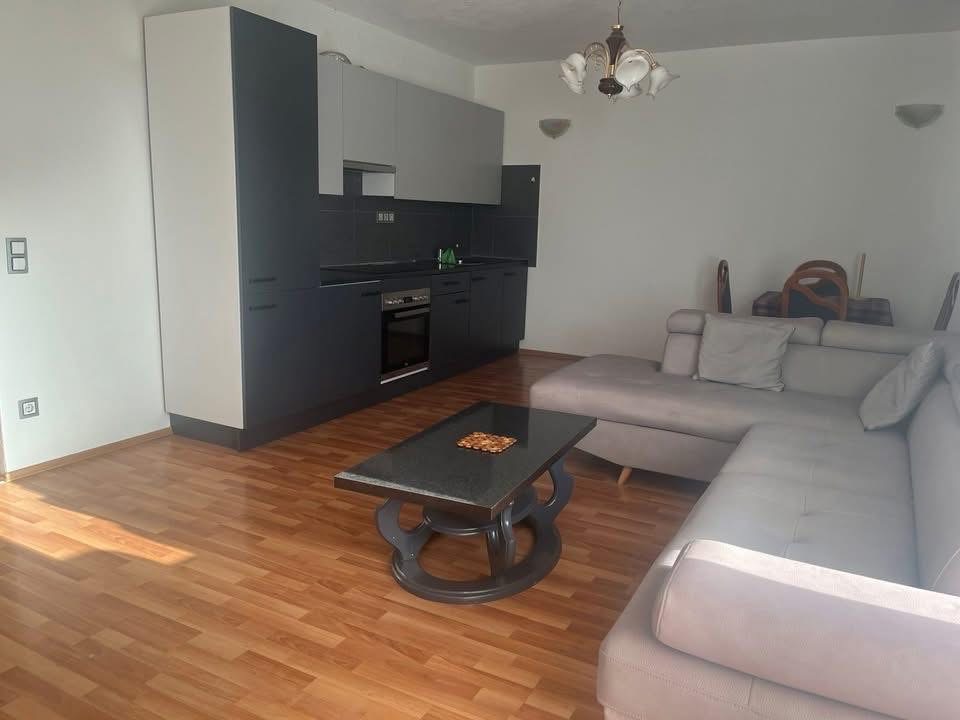 Kat shtëpie me qira në Lagjen e Muhaxherëve banesë/apartment në Prishtinë