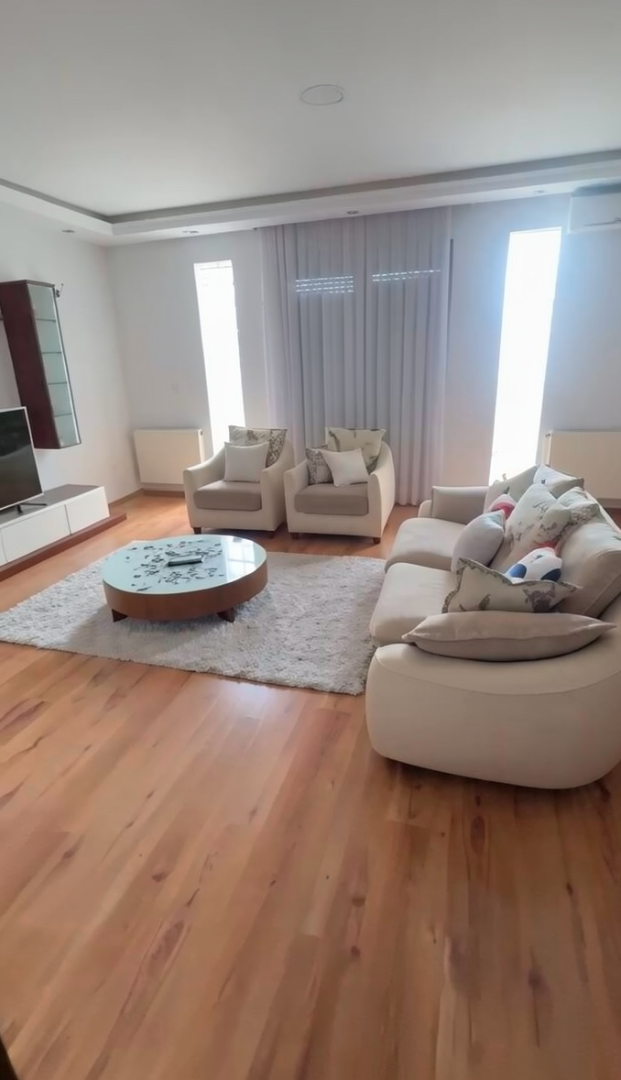 Penthouse me qira në Qendër banesë/apartment në Prishtinë