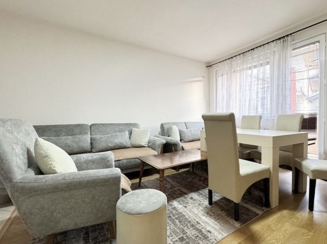 Banesë me qira 2+1 në Qendër banesë/apartment në Prishtinë