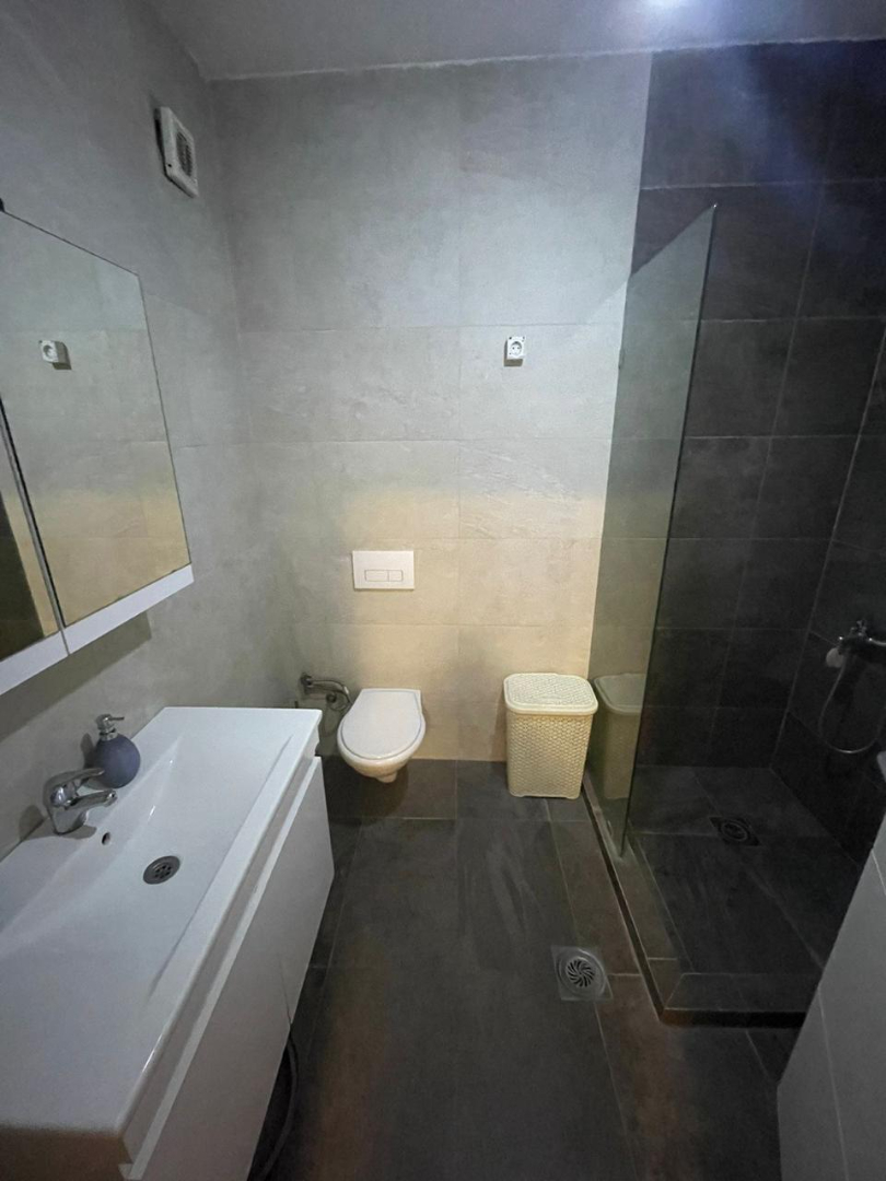 Banesë me qira 2+1 në Rrugën C banesë/apartment në Rruga B