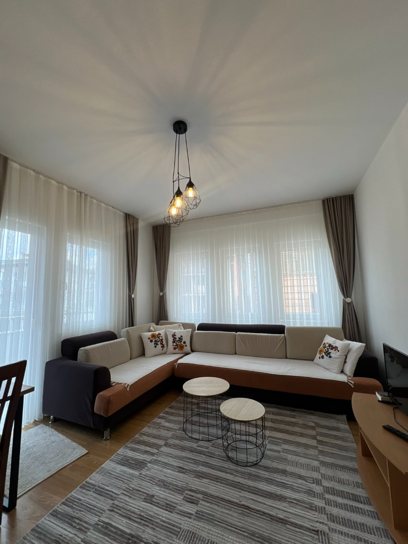 Banesë me qira 2+1 në Qendër banesë/apartment në Prishtinë