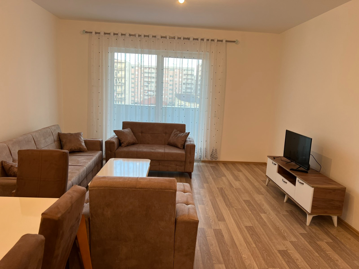 Banesë me qira 2+1 në Fushë Kosovë banesë/apartment në Prishtinë