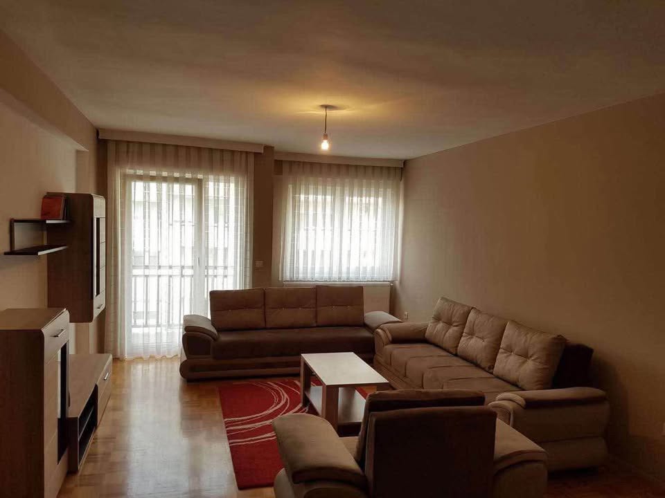 Banesë me qira 1+1 në Rrugën C banesë/apartment në Rruga B