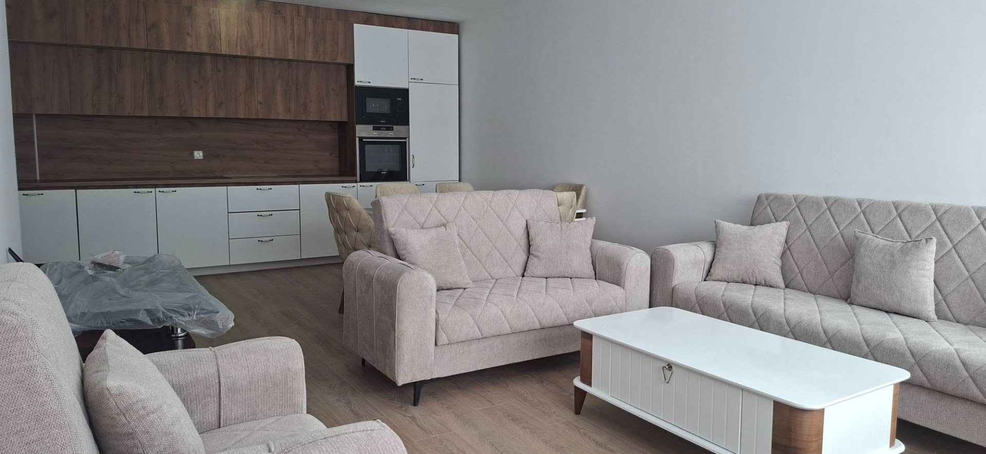 Banesë me qira 3+1 në Fushë Kosovë banesë/apartment në Prishtinë