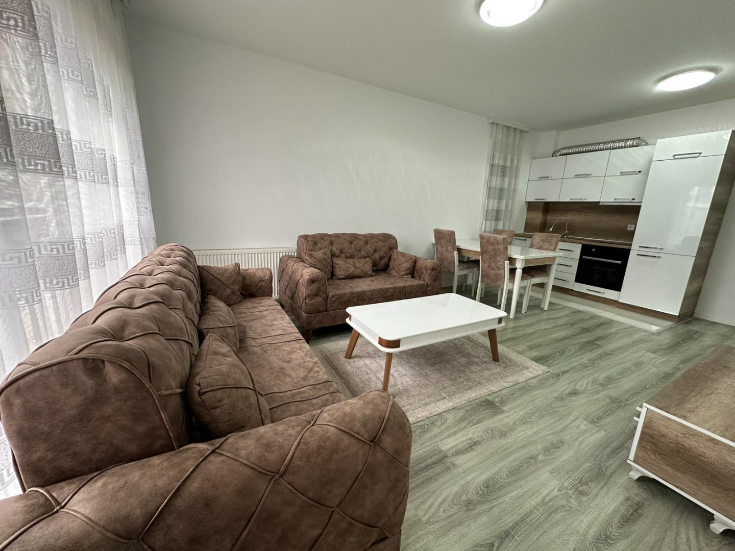Banesë me qira 1+1 në Kalabri (Emshir) banesë/apartment në Prishtinë