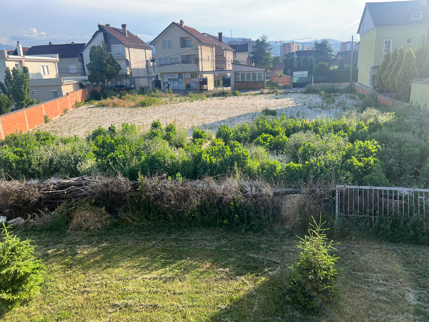 Lëshohet me qera toka ngjit me rrugë në tokë në Ferizaj