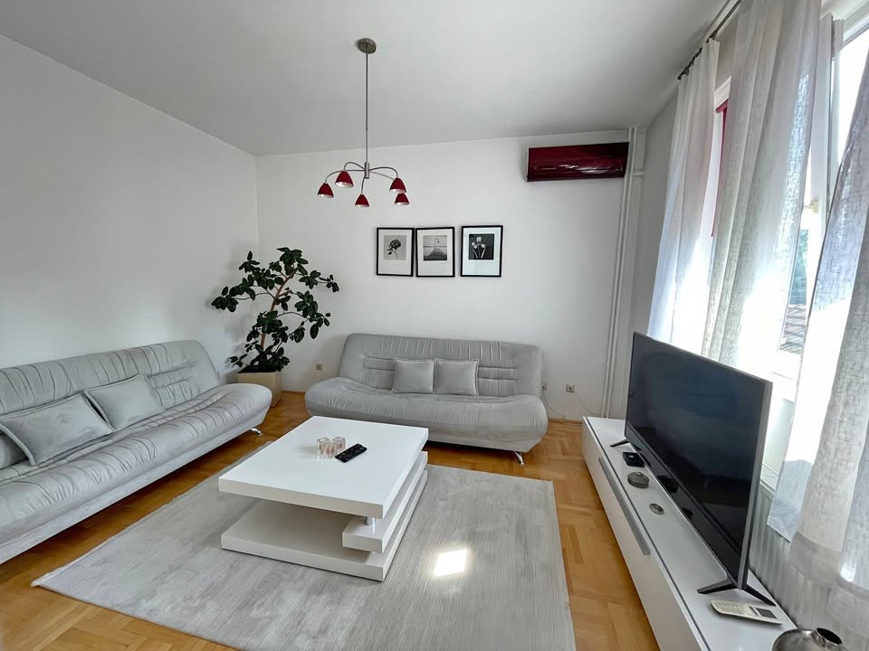 Banesë me qira 1+1 në Qendër banesë/apartment në Prishtinë