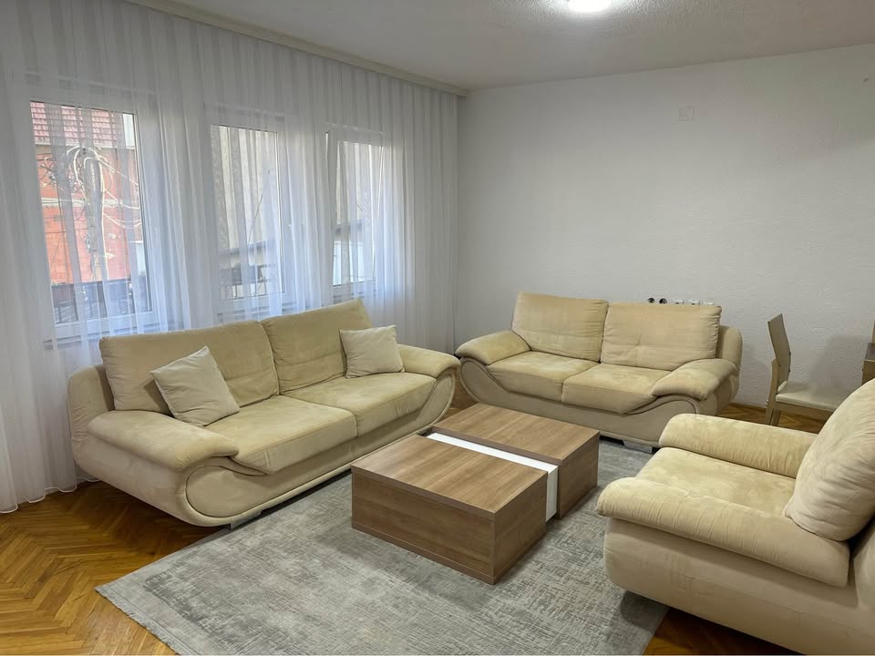 Kat Shtëpie me qira në Parkun e Qytetit banesë/apartment në Prishtinë