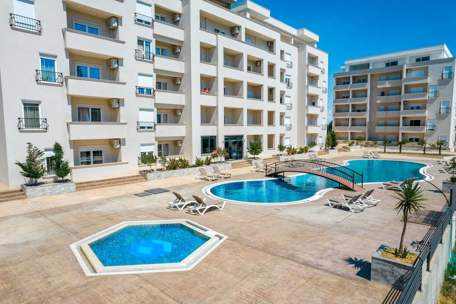 Apartament 2+1 me QIRA ditore banesë/apartment në Ulqin