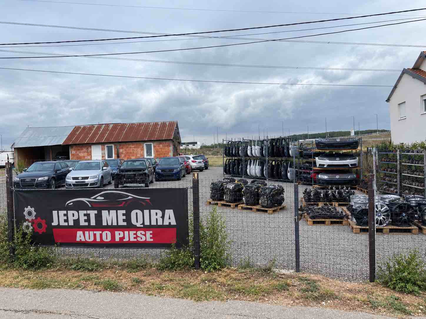 🚗 JEPET ME QIRA – HAPËSIRË PËR AUTO PJESË  📍 Bibaj, përballë autostradës, vetëm 100 metra prej rrugës kryesore.  Hapësirë e përshtatshme për auto pjesë, vetura për pjesë, parking ose magazinë.  📞 Për më shumë informata, kontaktoni në privat. tokë në Ferizaj