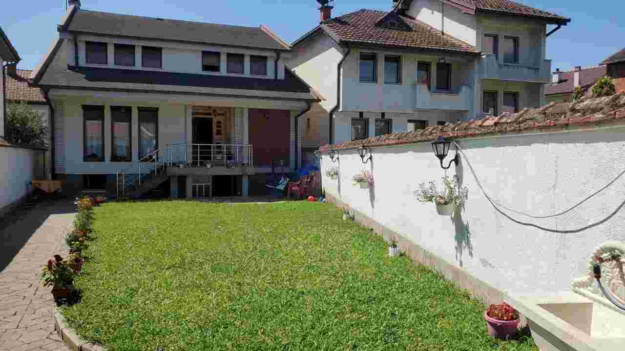 🏡 Shitet Shtëpi Afër Qendrës së Gjakovës 280 m² shtëpi në Kosovë