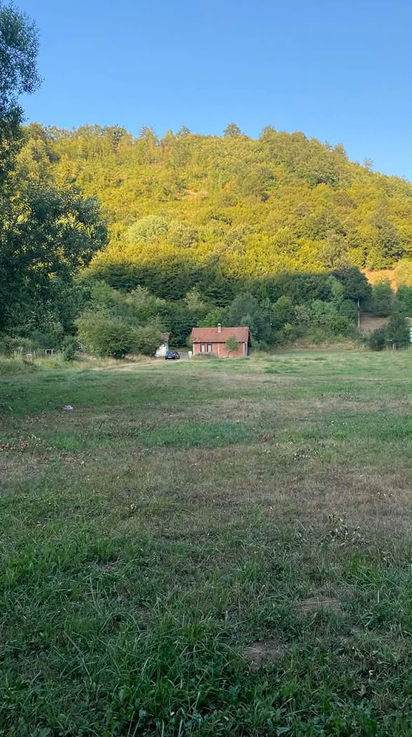 Shitet tokë 40.72 ari në Keqekollë, rreth 22 km nga qendra e PrishtinëS , Afër fabrikës së kafës. tokë në Keçekolla