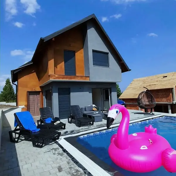 Ville Spacioze me pishine! villë në Novobërdë