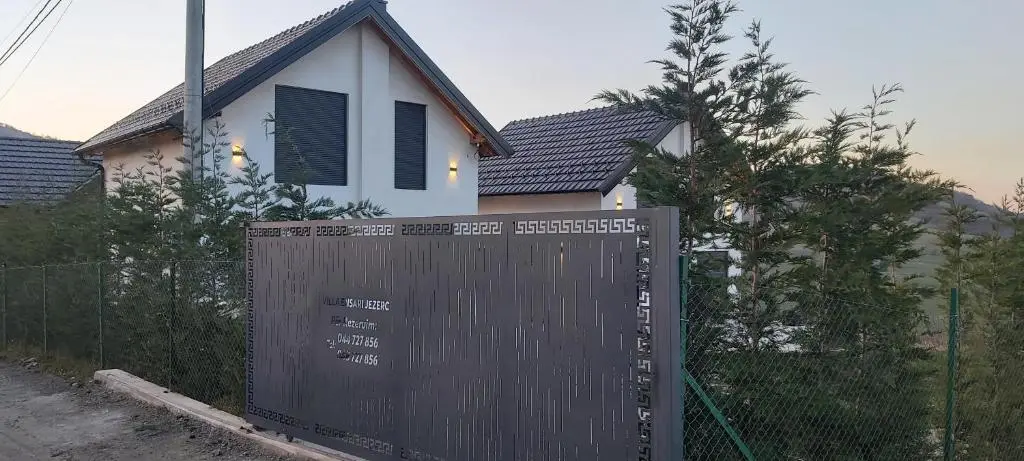 Villa Ensari villë në Jezerca