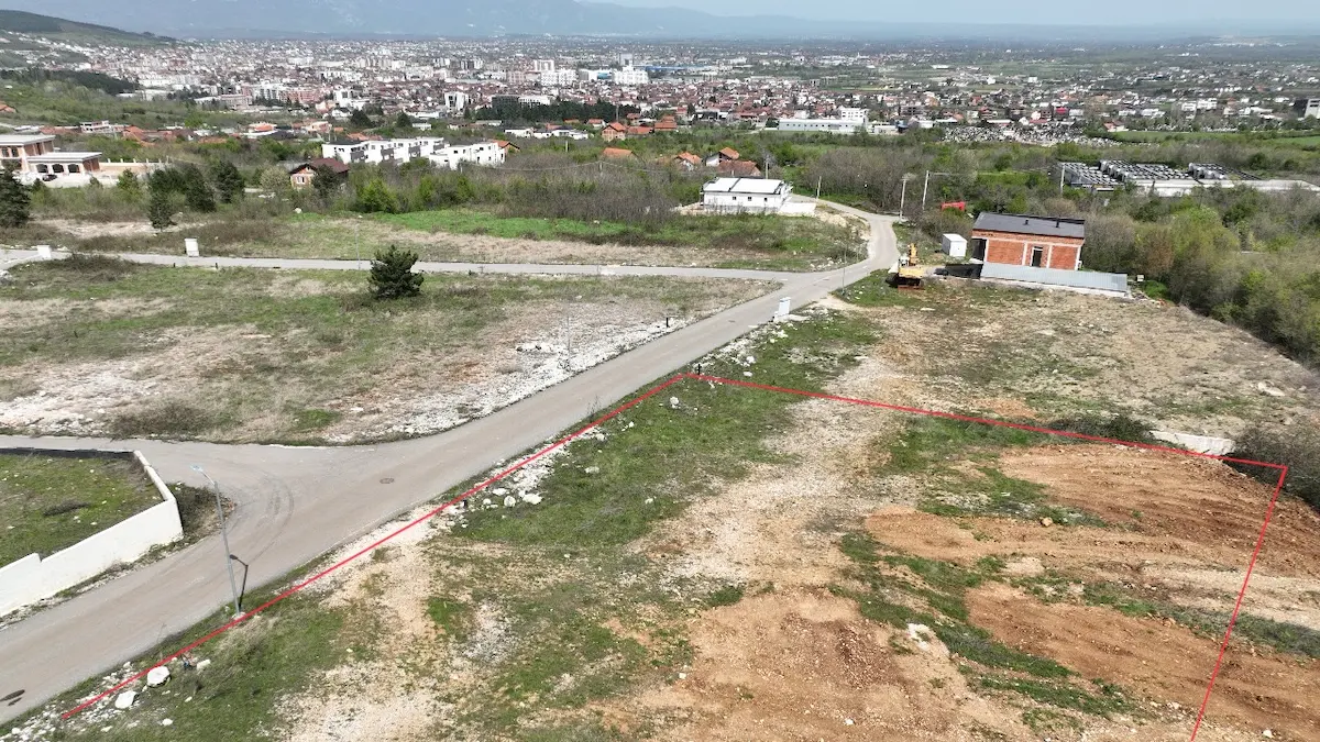 Shitet parcelë prej 10 ari në një nga zonat më të kërkuara të Pejës – Bellopojë. tokë në Pejë