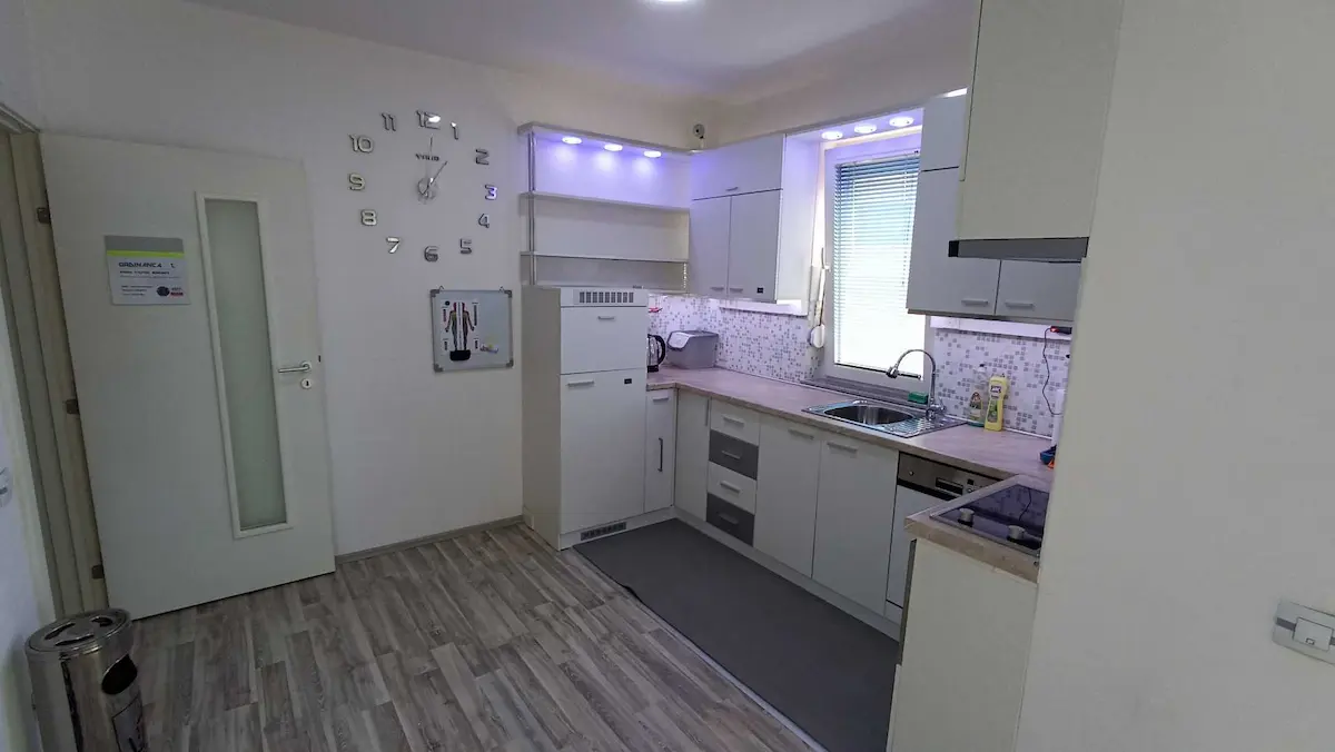 Banesë apo Afarizëm në katin 1. - në qendër të Fushkosovës banesë/apartment në Fushë Kosovë